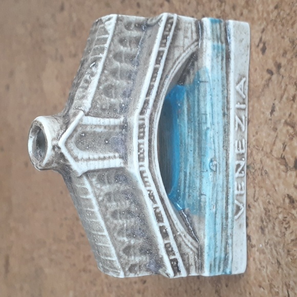 Vintage ceramic liquor containers depicting Florence, Genoa and Pisa and Venice. - Picture 2 of 11